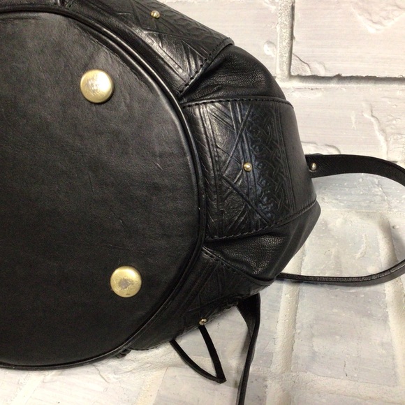 BLACK CROSSBODY LEATHER BUCKET BAG WITH FRINGES - Picture 6 of 15